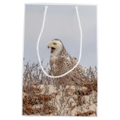 Schneeeule am Strand Mittlere Geschenktüte (Rückseite)