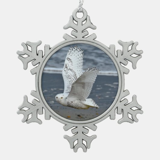 Schneeeule am Strand Schneeflocken Zinn-Ornament (Vorderseite)