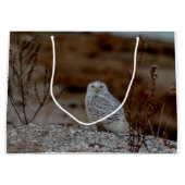Schneeeule auf einem Felsen Große Geschenktüte (Vorderseite)