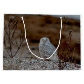Schneeeule auf einem Felsen Große Geschenktüte (Rückseite)