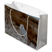 Schneeeule auf einem Felsen Große Geschenktüte (Rückseite Schrägansicht)
