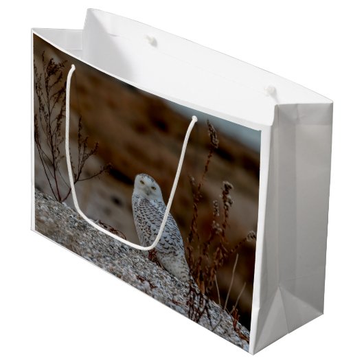Schneeeule auf einem Felsen Große Geschenktüte (Vorderseite Schrägansicht)
