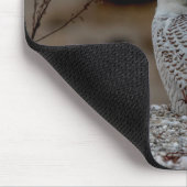 Schneeeule auf einem Felsen Mousepad (Ecke)