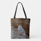Schneeeule auf einem Felsen Tasche (Rückseite)