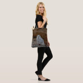 Schneeeule auf einem Felsen Tasche (Am Model)