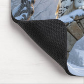 Schneeeule auf einem steinernen Bogen Mousepad (Ecke)