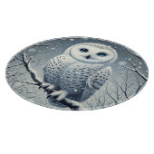 Schneeeule auf winterlichem Ast Schneidebrett (Ecke)