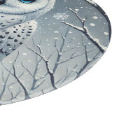 Schneeeule auf winterlichem Ast Schneidebrett (Ecke)