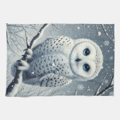 Schneeeule auf winterlichem Ast sitzend Geschirrtuch (Horizontal)