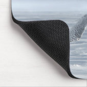 Schneeeule fliegt im Winter Mousepad (Ecke)