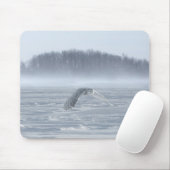 Schneeeule fliegt im Winter Mousepad (Mit Mouse)