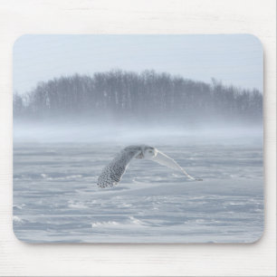 Schneeeule fliegt im Winter Mousepad