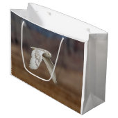 Schneeeule im Flug Große Geschenktüte (Vorderseite Schrägansicht)