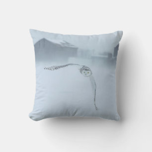 Schneeeule im Flug im Winter Kissen
