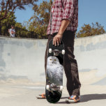 Schneeeule Skateboard<br><div class="desc">Tierporträtfotografie der majestätischen,  schneebedeckten Eule,  die auf einem Zweig stehend ist.</div>