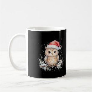 Schneeeulen-Weihnachtsmannmütze auf einem Kaffeebe Kaffeetasse
