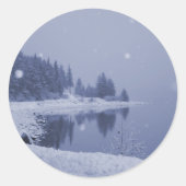Schneefall am Meer Runder Aufkleber (Vorderseite)