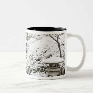 Schneefall im Portland Japanese Garden, 2 Zweifarbige Tasse