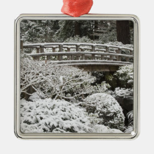 Schneefall im Portland Japanese Garden, Ornament Aus Metall