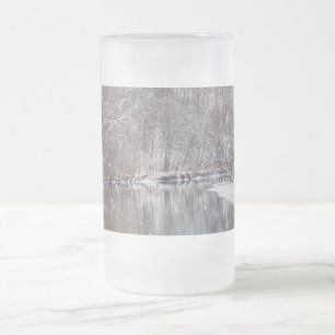 Schneefall über die Mattierte Glass-Bier-Tasse des Mattglas Bierglas