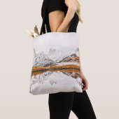 SCHNEEFELSBERG WÄHREND DER SCHNEE TASCHE (Von Nahem)