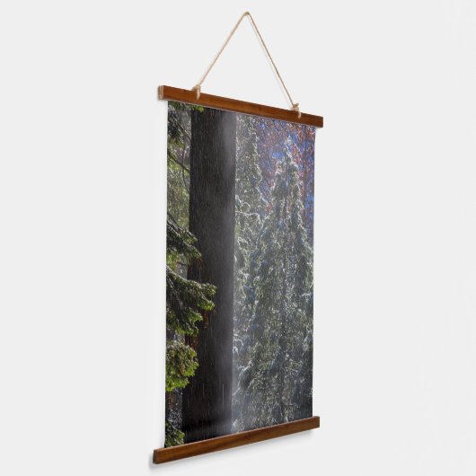 Schneefeuer im Wald Wandteppich Mit Holzrahmen (Gewinkelt)