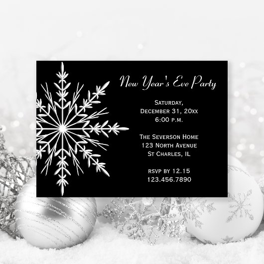 Schneeflocke im Schwarzen Neujahrsfest-Party Einladung