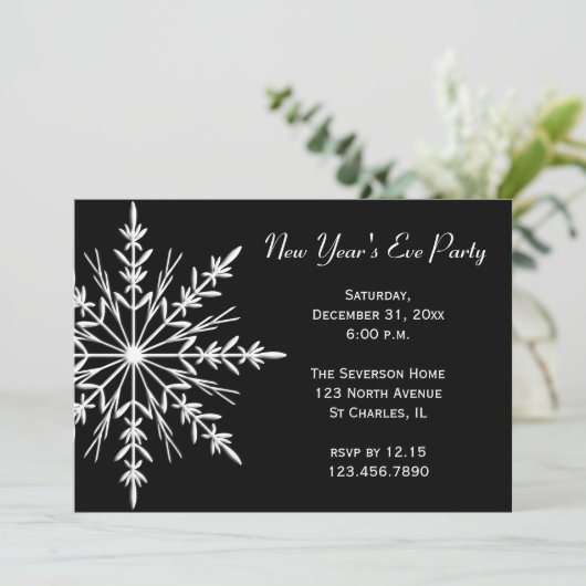 Schneeflocke im Schwarzen Neujahrsfest-Party Einladung (Stehend Vorderseite)