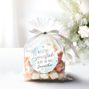 Schneeflocke ist auf dem Weg Babydusche Runder Aufkleber