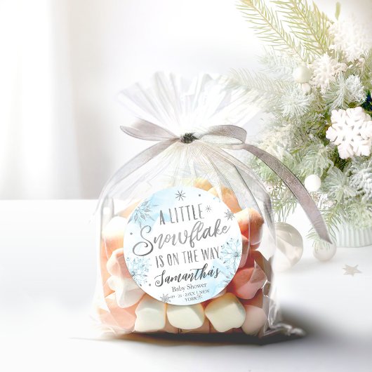 Schneeflocke ist auf dem Weg Babydusche Runder Aufkleber