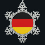 Schneeflocke mit deutscher Flagge Schneeflocken Zinn-Ornament<br><div class="desc">Feiern Sie die Urlaubssaison mit einer Touch von deutschem Charme mit unserem Schneeflocke mit der Flagge Deutschlands. Mit viel Liebe zum Detail gestaltet, verleiht dieses Ornament Ihrem Weihnachtsbaum einen festlichen Flair und würdigt das deutsche Erbe. Das aufwändige Design der deutschen Fahne mit ihren fett schwarzen, roten und goldenen Streifen wird...</div>