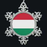 Schneeflocke mit ungarischer Flagge Schneeflocken Zinn-Ornament<br><div class="desc">**Ungarische Fahne Snowflake Ornament:** Erleben Sie den festlichen Geist mit unserem exquisiten Schneeflocken in den lebhaften Farben der ungarischen Flagge! Dieses mit Liebe zum Detail und kultureller Bedeutung gestaltete Ornament zelebriert Ungarns reichhaltiges Erbe und seinen Nationalstolz. Das Design vereint wunderschöne rote, weiße und grüne Streifen und symbolisiert Mut, Treue und...</div>