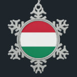Schneeflocke mit ungarischer Flagge Schneeflocken Zinn-Ornament<br><div class="desc">**Ungarische Fahne Snowflake Ornament:** Erleben Sie den festlichen Geist mit unserem exquisiten Schneeflocken in den lebhaften Farben der ungarischen Flagge! Dieses mit Liebe zum Detail und kultureller Bedeutung gestaltete Ornament zelebriert Ungarns reichhaltiges Erbe und seinen Nationalstolz. Das Design vereint wunderschöne rote, weiße und grüne Streifen und symbolisiert Mut, Treue und...</div>
