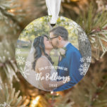 Schneeflocken als Verheirateter Nachname Ornament<br><div class="desc">Schneeflocken zum ersten Weihnachten als verheiratetes Ornament mit Ihrem Nachnamen in einem bezaubernden Pinsel-Skript,  personalisiert mit Ihren Hochzeitsfeiern Fotos. Erste Weihnachten als verheiratetes Ornament für frische Weds personalisiert mit einem Foto auf beiden Seiten,  dein Nachname in einem weißen Pinsel-Skript-Overlay zusammen mit vielen hübschen Schneeflocken.</div>