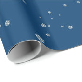 Schneeflocken am dunkelblauen Himmel Geschenkpapier (Rolleneckpunkt)