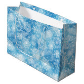 Schneeflocken auf blau große geschenktüte (Vorderseite Schrägansicht)