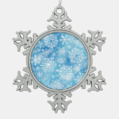 Schneeflocken auf blau schneeflocken Zinn-Ornament (Vorderseite)