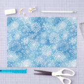 Schneeflocken auf blau seidenpapier (Handwerk)