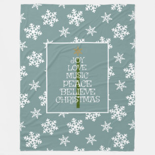 Schneeflocken auf Blau, Weihnachtsbäume in einem B Fleecedecke