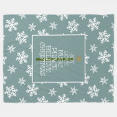 Schneeflocken auf Blau, Weihnachtsbäume in einem B Fleecedecke (Vorderseite (Horizontal))