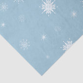 Schneeflocken auf blauem Seidenpapier (Ausschnitt)