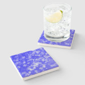 Schneeflocken auf Blue Christmas Steinuntersetzer (Seitenansicht)