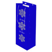 Schneeflocken auf der Blue Gift Bag Geschenktüte Für Weinflaschen (Vorderseite Schrägansicht)