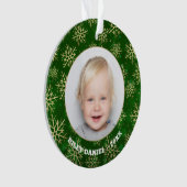 Schneeflocken auf grünem Foto Akryllisch Ornament (Vorderseite)