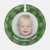 Schneeflocken auf grünem Foto Ornament Aus Glas (Vorderseite)
