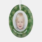 Schneeflocken auf grünem Foto Ornament Aus Glas (Vorderseite links)