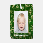Schneeflocken auf grünem Foto Ornament Aus Metall (Vorderseite links)