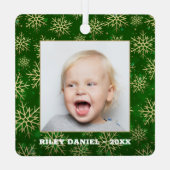 Schneeflocken auf grünem Foto Ornament Aus Metall (Rückseite)