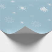 Schneeflocken auf hellblauem Packpapier (Ecke)