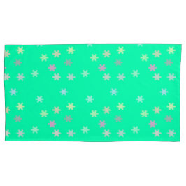 Schneeflocken auf Kissenfängern mit grünem King Si Kissenbezug